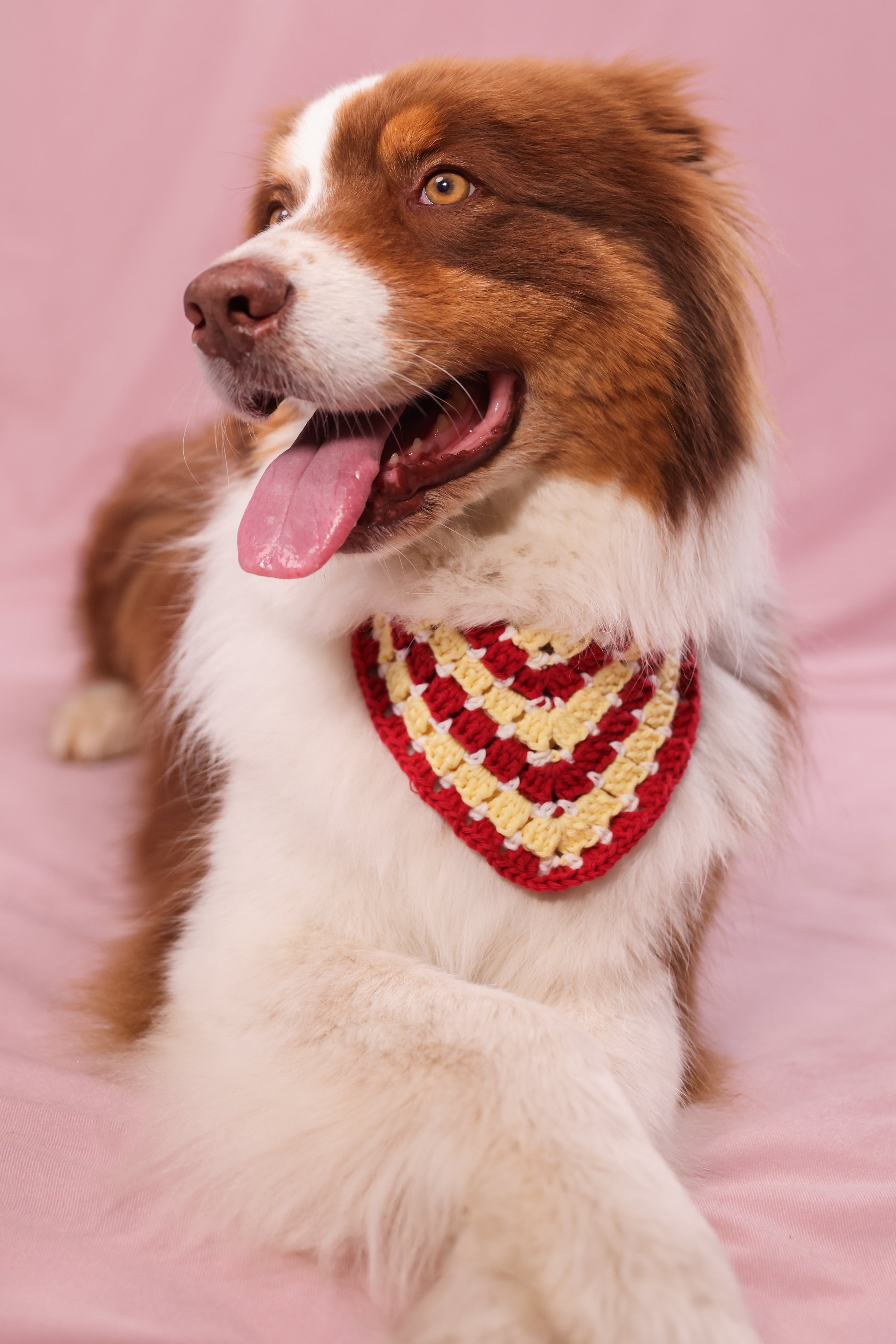 Bandana en crochet rouge, jaune & blanc
