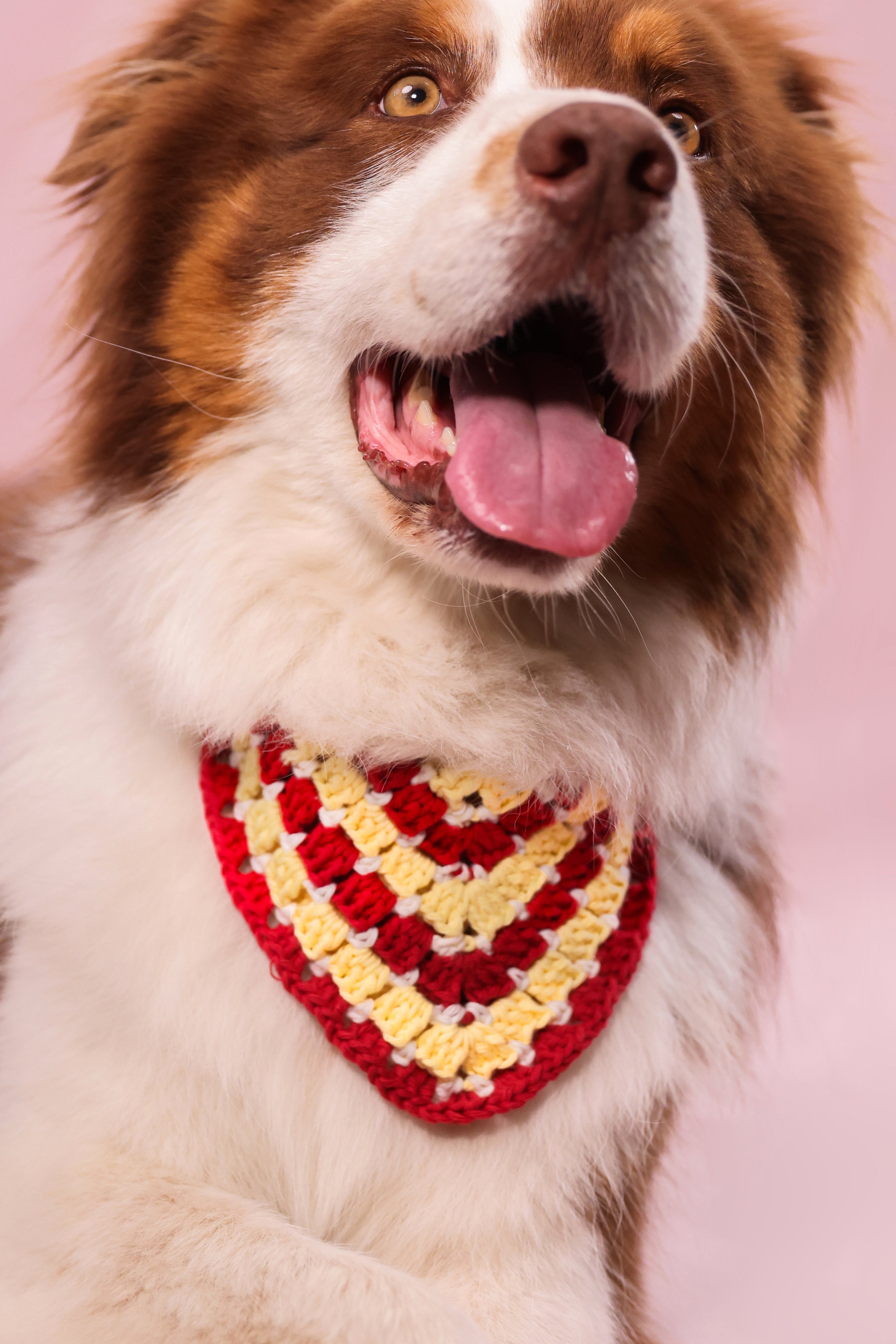 Bandana en crochet rouge, jaune & blanc