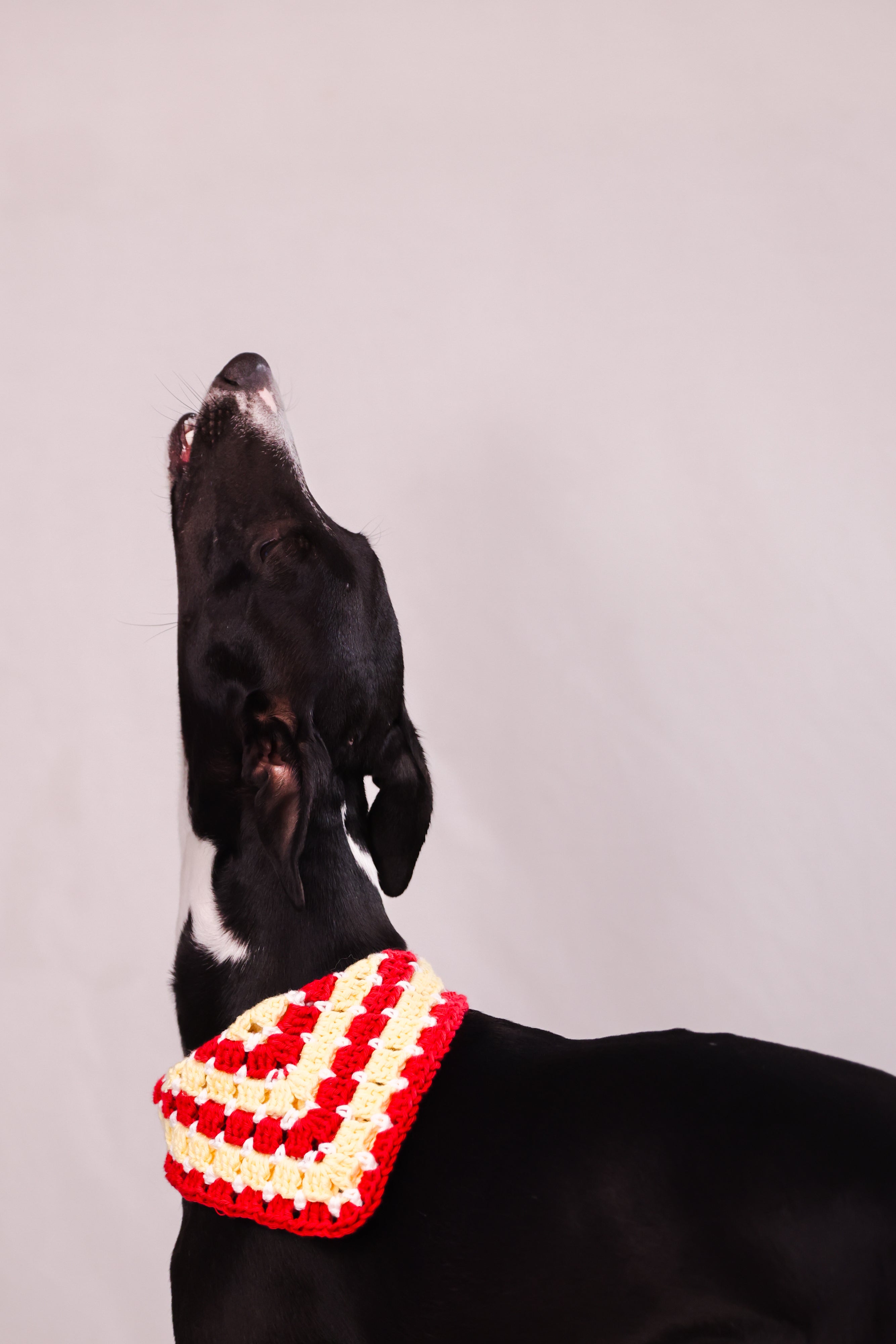 Bandana en crochet rouge, jaune & blanc