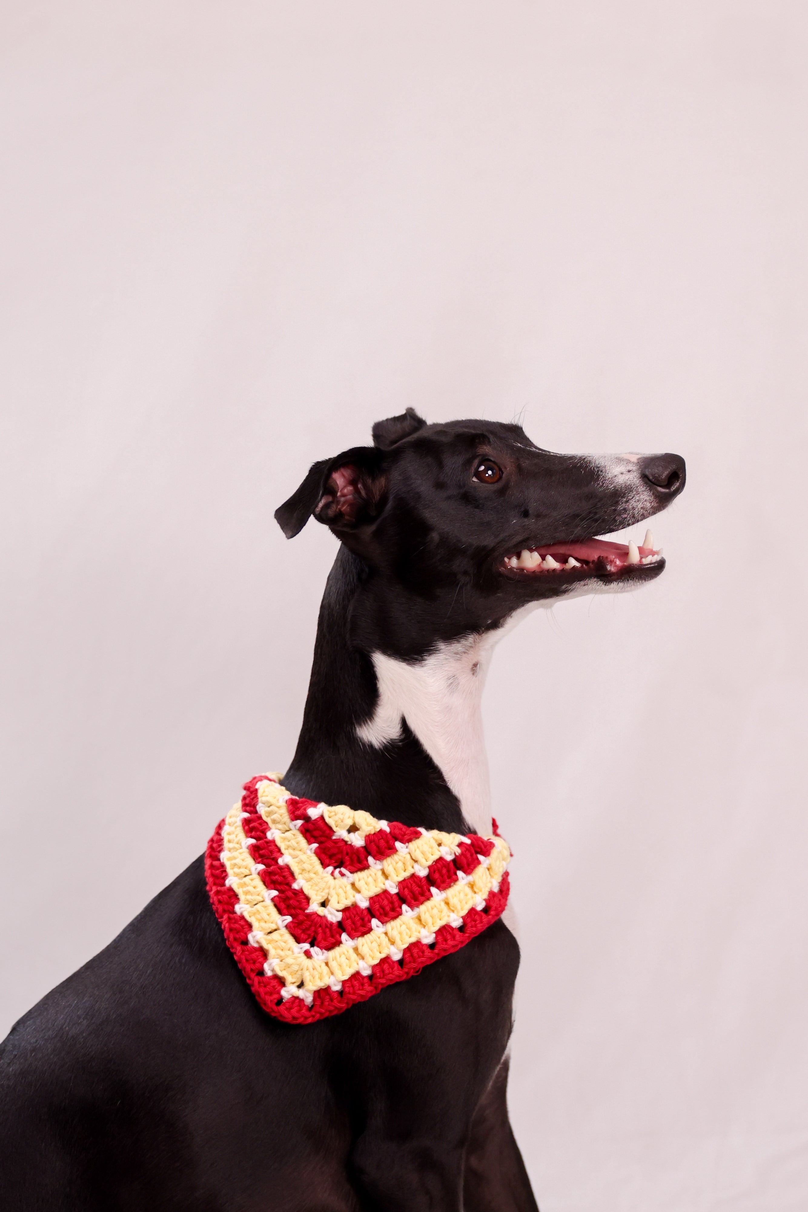 Bandana en crochet rouge, jaune & blanc