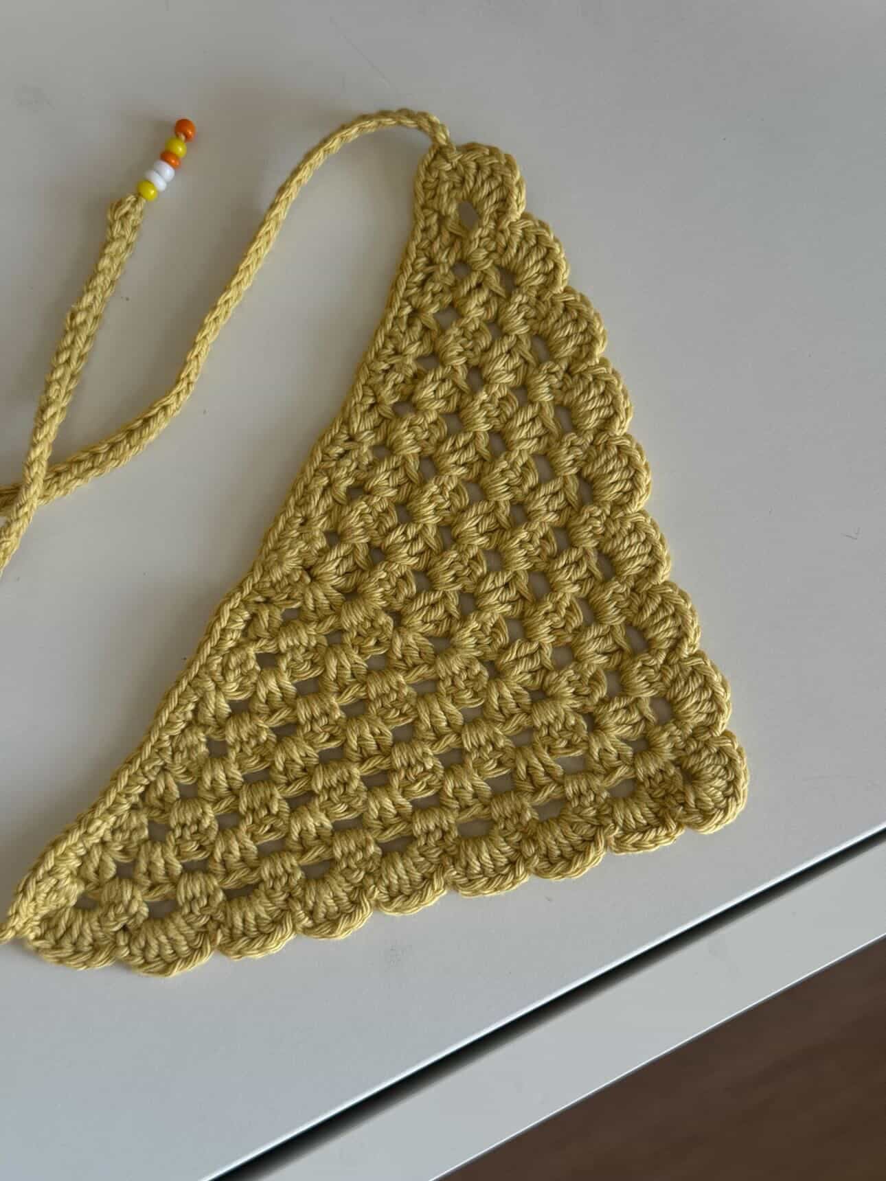 Bandana en crochet jaune moutarde