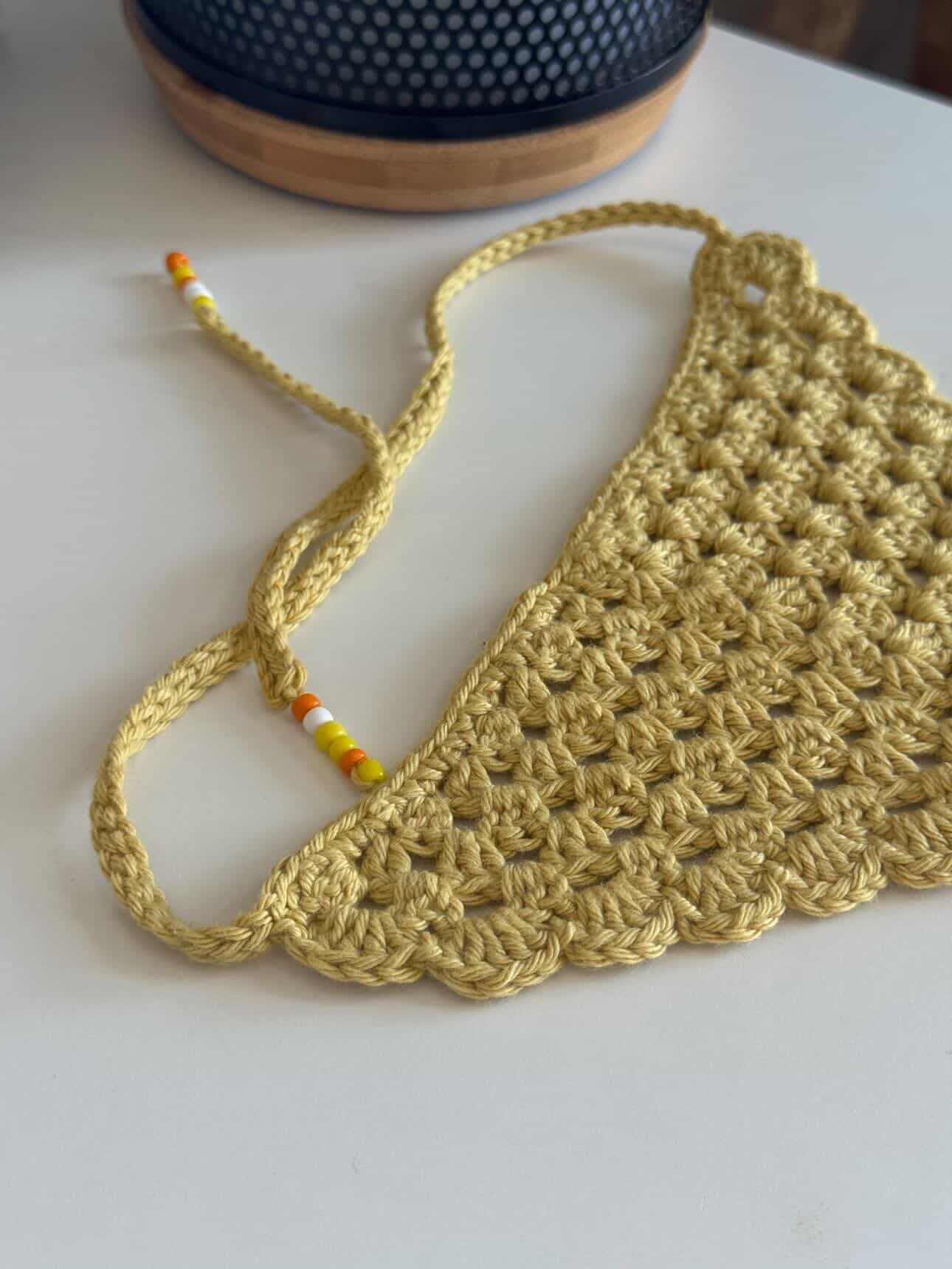 Bandana en crochet jaune moutarde