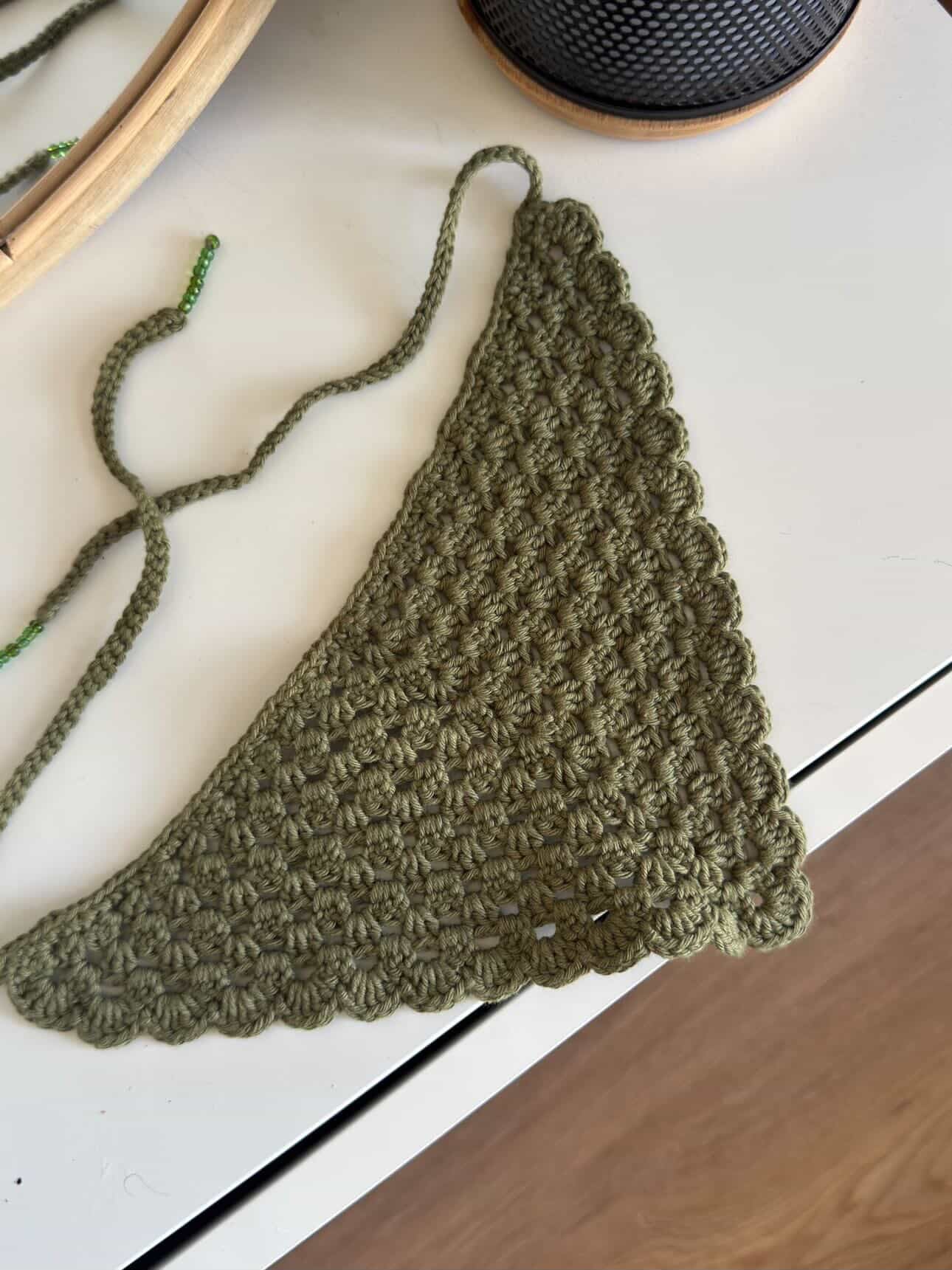 Bandana en crochet kaki