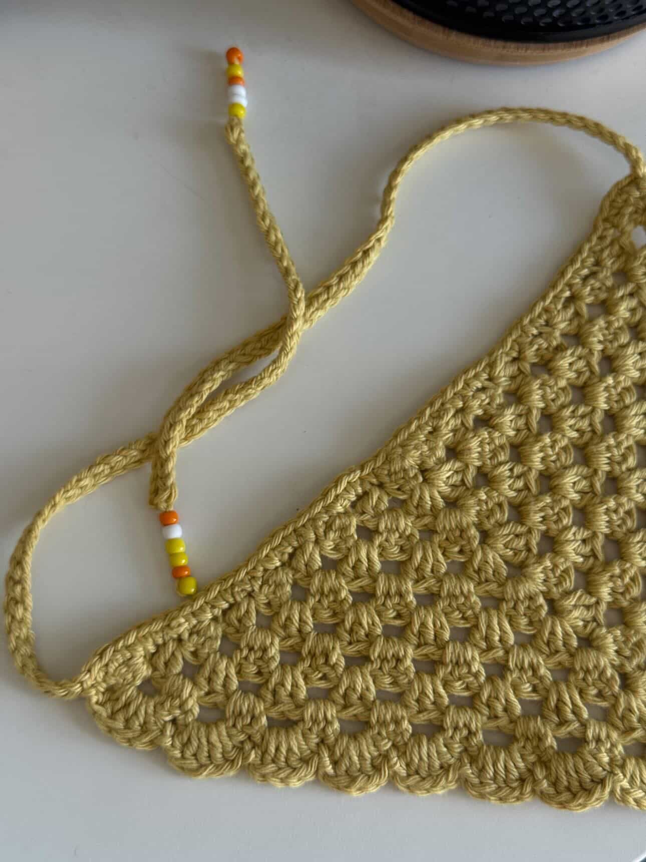 Bandana en crochet jaune moutarde