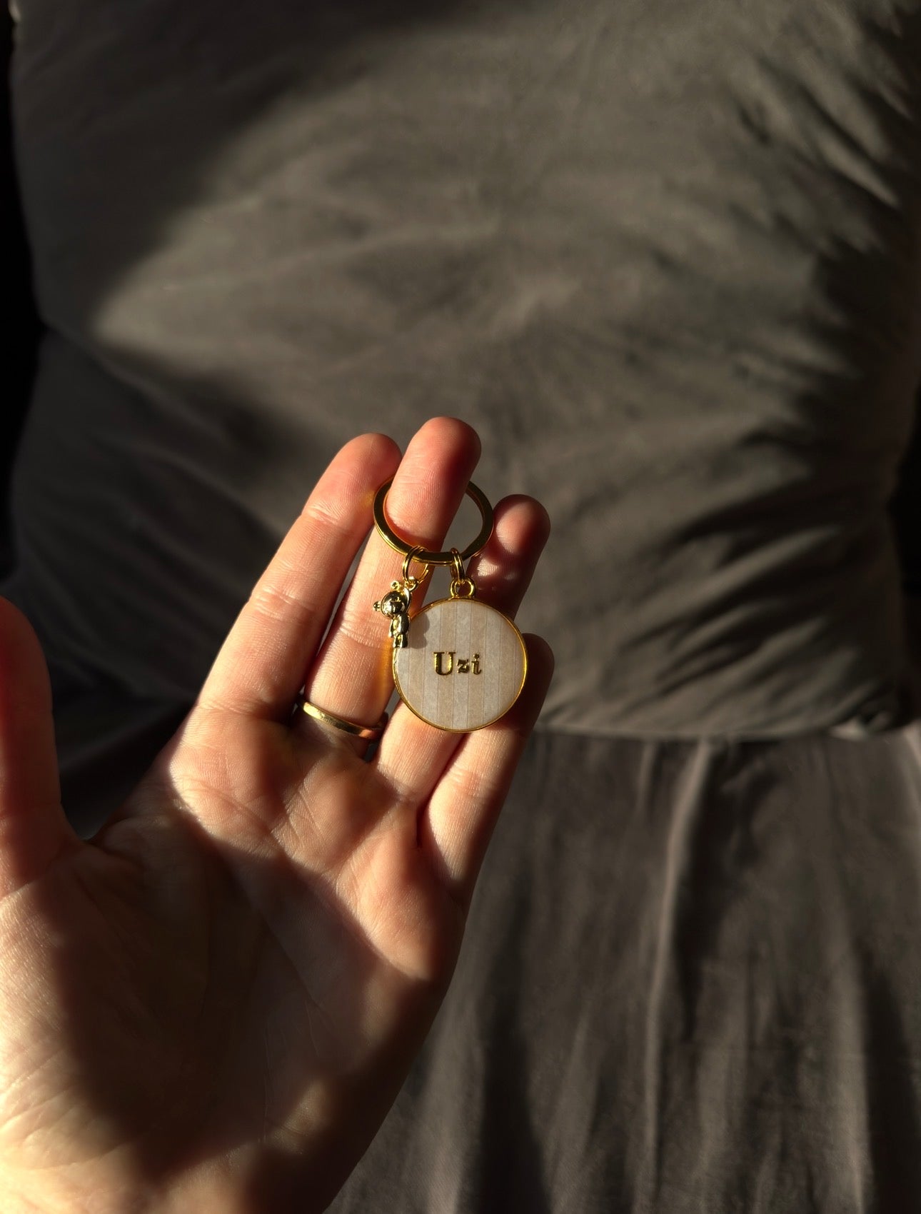 Médaille rayée beige - pampille ourson