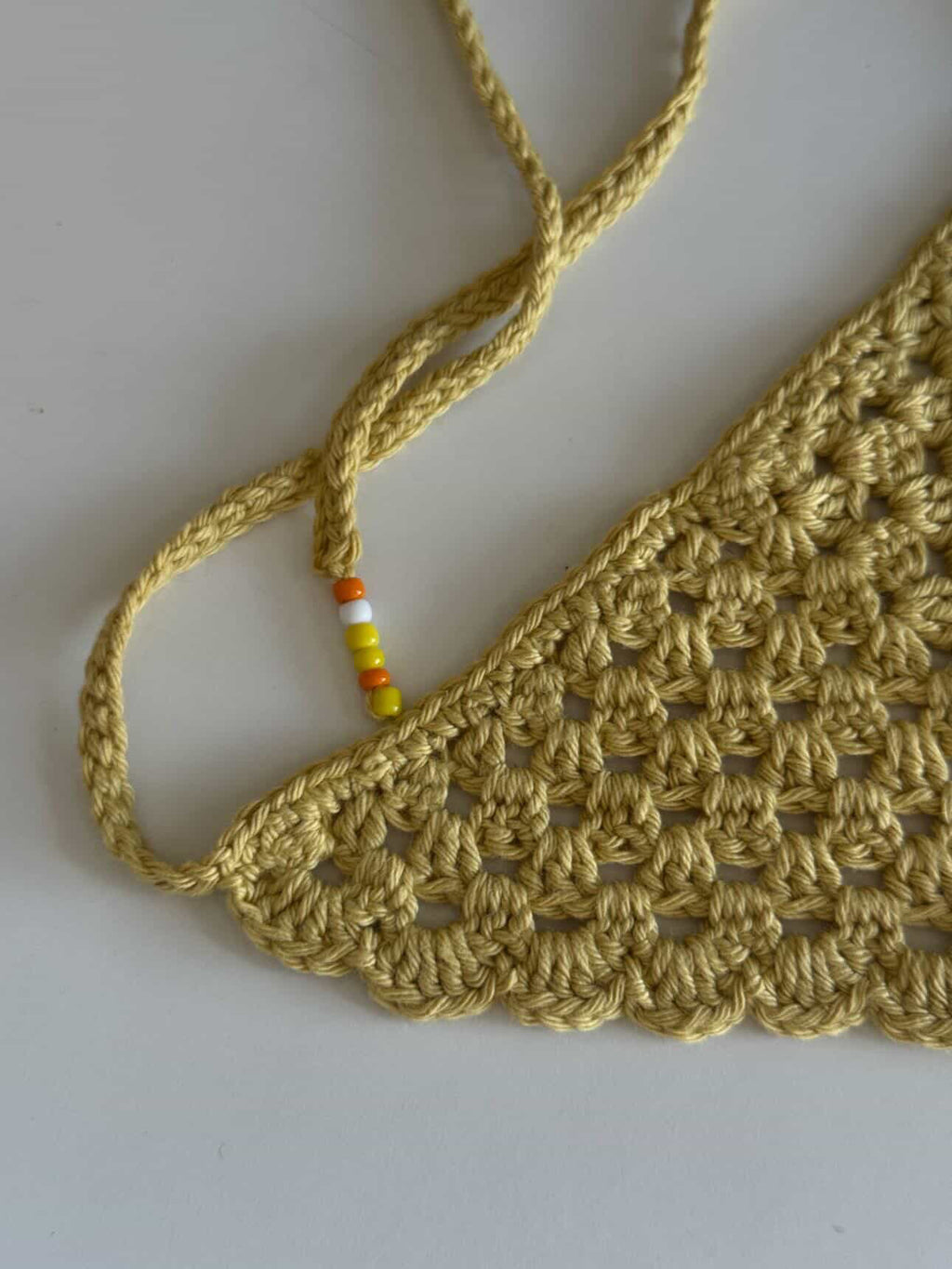 Bandana en crochet jaune moutarde